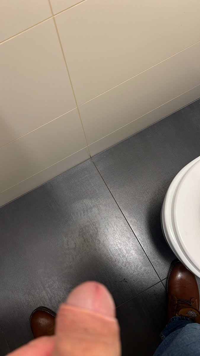 mmaxxCc's tweet photo. Co taky jiného dělat na WC 😈 https://t.co/0ZOP6PlJsA