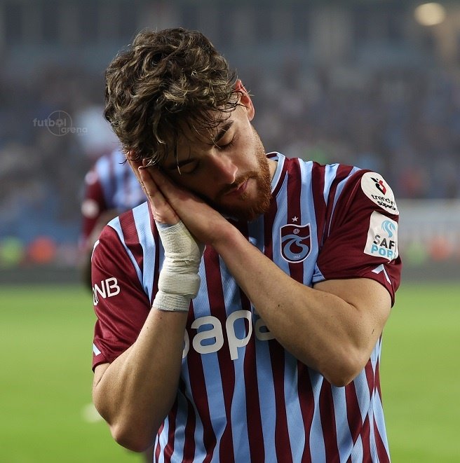 Já tinha visto um hat-trick de um lateral-direito? 

Foi o que fez o português <a href="/pmalheiro79/">Pedro Malheiro</a> na goleada do Trabzonspor contra o Antalyaspor por 5-0.

INCRÍVEL!