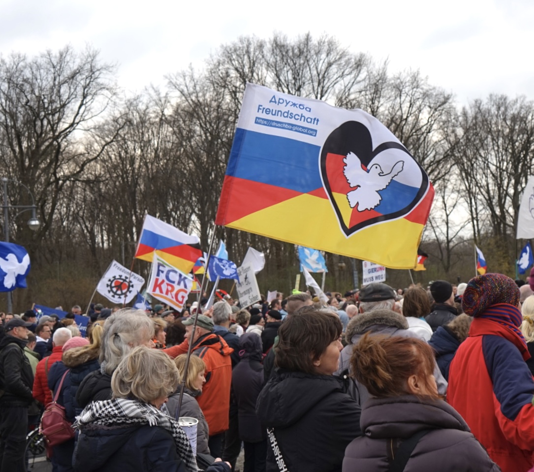 m_dorn_'s tweet photo. Druschba Global, ebenfalls mit Fahne vertreten, wurde von AfD-MdB Rainer Rothfuß gegründet. (Hier ein Vergleichsfoto von #b1003). Rothfuß traf 2017 auf der "Friedensfahrt" auch den Chef der nationalistischen Nachtwölfe, A. Saldostanow. #lldemo #b1201 https://t.co/JnRgYgV8JQ https://t.co/WD1iCRIhmB