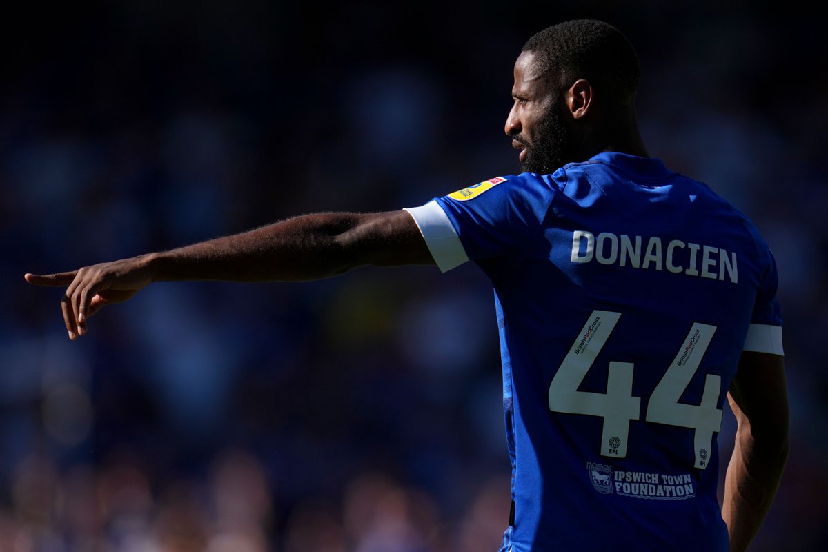ChesterfieldFC's tweet photo. Over 300 career appearances ✅
Saint Lucia international ✅
One League Two title with Accrington Stanley ✅
Two promotions with Ipswich Town ✅
Signed for Chesterfield ✅

Janoi Donacien 🇱🇨

#Spireites | @J4Dona https://t.co/G3VH0Wfv4b
