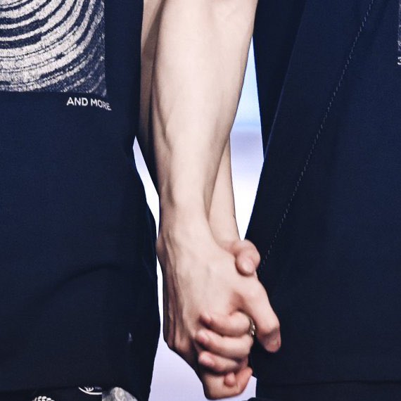 RENMIN HOLDING HANDS 😵