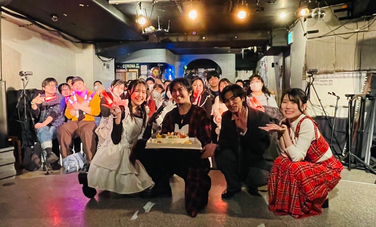 SHIN_and_U's tweet photo. 今日は #FIZZTIME 遊びに来ていただき、ほんっとーにありがとうございました!!
皆の愛が溢れたイベントだったと思います!!
ケーキでっかい!!!こんな大きさ初めてだ!!!
取り急ぎケーキいただきます!! https://t.co/TCYWr0r3yq