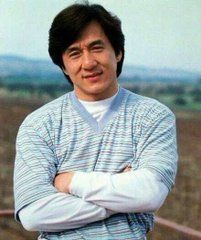 DavidPrince_GRP's tweet photo. Jackie Chan es celebrado MUNDIALMENTE por sus increíbles habilidades en las artes marciales y sus cautivadoras actuaciones cinematográficas.

Debajo de la superficie de su carrera se ESCONDE una red de controversias:

- Posturas políticas 
- Disputas familiares
- Hasta acusaciones de mal manejo de la fama y la fortuna.

Profundicemos en las facetas ocultas de su vida: