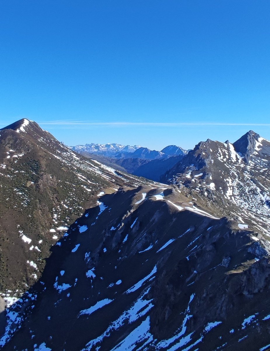 MotoresRepechin's tweet image. Se ven los #Picos desde el Pico #Entrepicos . @ParqueRedes @TurismoAsturias @hikingview @RutasxAsturias @wasipz