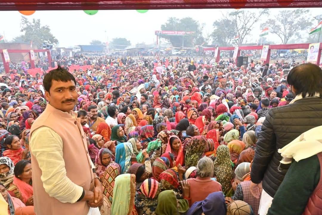 आज माननीय सांसद <a href="/priyankagandhi/">Priyanka Gandhi Vadra</a> जी के जन्मदिन के सुअवसर पर प्रयागराज के मेजा में <a href="/NamasteyadavINC/">Namaste Yadav (Jitendra)</a> भईया जी के नेतृत्व में कंबल वितरण कार्यक्रम किया गया।

जिसमें हजारों की संख्या में जनसैलाब उमड़ पड़ा 

ये जनसैलाब <a href="/NamasteyadavINC/">Namaste Yadav (Jitendra)</a> जी की मेजा में लोकप्रियता बताने के लिए काफी है।