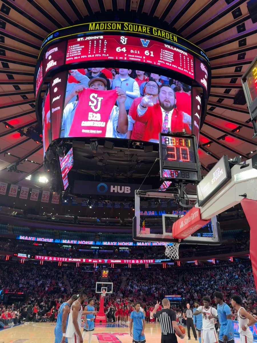 DSPNSJU's tweet photo. MSG loves the #SJUBB boys, even if one had more energy than the #BoltUp he was wearing @BillyTheRSG #ForLou #Looie #Carnesecca https://t.co/DMbJmPbhYU