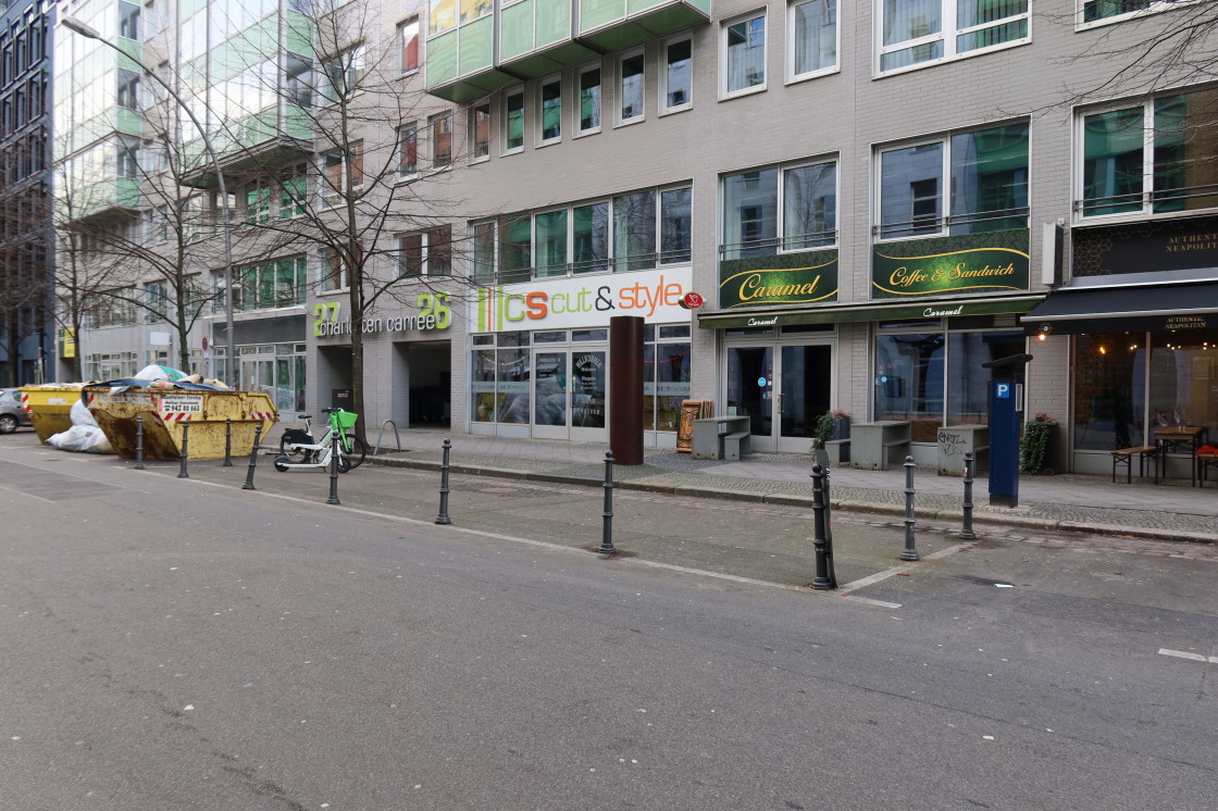 LuisenstadtF's tweet photo. #Zimmerstraße, #Berlin #Mitte. Mahnmal für Peter Fechter. Natürlich kann man im Denkmalbereich einen #Parkscheinautomaten aufstellen. Sicher. Dann ist halt Kranzniederlegung am Parkscheinautomaten. #Maueropfer https://t.co/xsssd5U1Q9