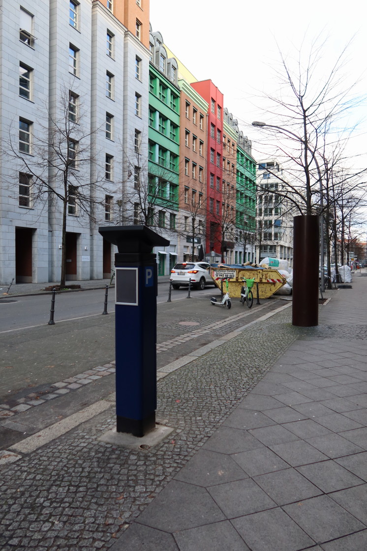 LuisenstadtF's tweet photo. #Zimmerstraße, #Berlin #Mitte. Mahnmal für Peter Fechter. Natürlich kann man im Denkmalbereich einen #Parkscheinautomaten aufstellen. Sicher. Dann ist halt Kranzniederlegung am Parkscheinautomaten. #Maueropfer https://t.co/xsssd5U1Q9