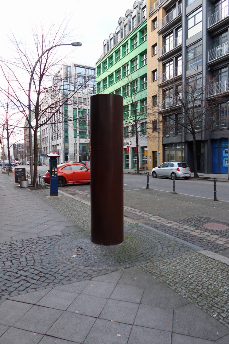 LuisenstadtF's tweet photo. #Zimmerstraße, #Berlin #Mitte. Mahnmal für Peter Fechter. Natürlich kann man im Denkmalbereich einen #Parkscheinautomaten aufstellen. Sicher. Dann ist halt Kranzniederlegung am Parkscheinautomaten. #Maueropfer https://t.co/xsssd5U1Q9