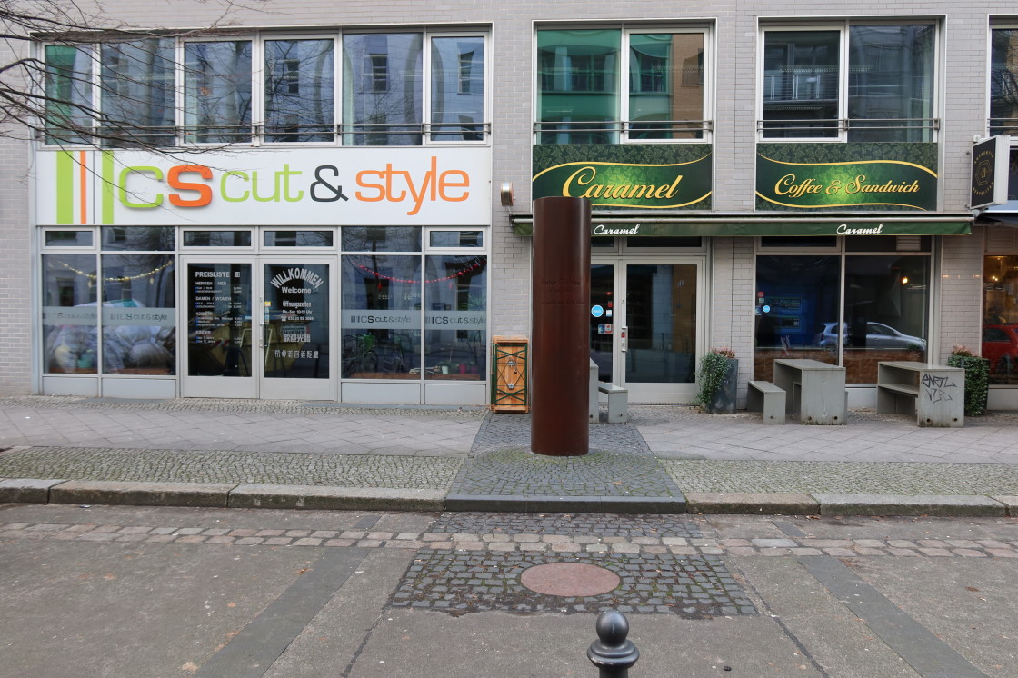 LuisenstadtF's tweet photo. #Zimmerstraße, #Berlin #Mitte. Mahnmal für Peter Fechter. Natürlich kann man im Denkmalbereich einen #Parkscheinautomaten aufstellen. Sicher. Dann ist halt Kranzniederlegung am Parkscheinautomaten. #Maueropfer https://t.co/xsssd5U1Q9