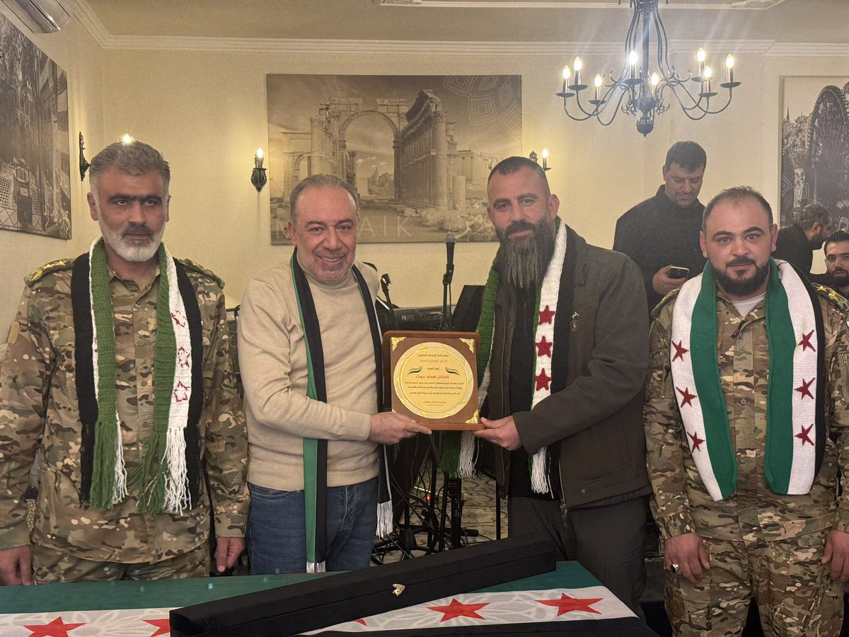 YaserAbdulrahim's tweet photo. بدعوة كريمة من الصديق العزيز نور الأتاسي وآل أتاسي الكرام، تشرفنا بلقاء نخبة من فعاليات حمص السورية الحرة بمناسبة انتصار الثورة السورية المباركة.

هذا اللقاء جمع شخصيات وطنية وفنانين سوريين أحرار، وعلى رأسهم الفنان الكبير همام حوت والفنان المبدع نوار بلبل، الذين أضاءوا عبر إبداعهم الفني دروب الثورة وأوصلوا صوت الشعب السوري الحر إلى العالم.

ناقشنا خلال اللقاء آمال السوريين وتطلعاتهم لمستقبل سوريا الحرة، ودور كل فرد، وخاصة المثقفين والفنانين، في ترسيخ قيم الحرية والكرامة وبناء دولة قائمة على العدل والقانون. كما تطرق الحديث إلى أهمية الحفاظ على روح الوحدة الوطنية والعمل المشترك لإعادة بناء الوطن الذي ضحى من أجله الشهداء.

الشكر موصول لأهلنا في حمص، عاصمة الثورة السورية، على هذا اللقاء الذي يعكس روح سوريا الحرة ومستقبلها المشرق.
#حمص 
#سوريا_الجديدة 
#سوريا_تتحرر 
#Syria