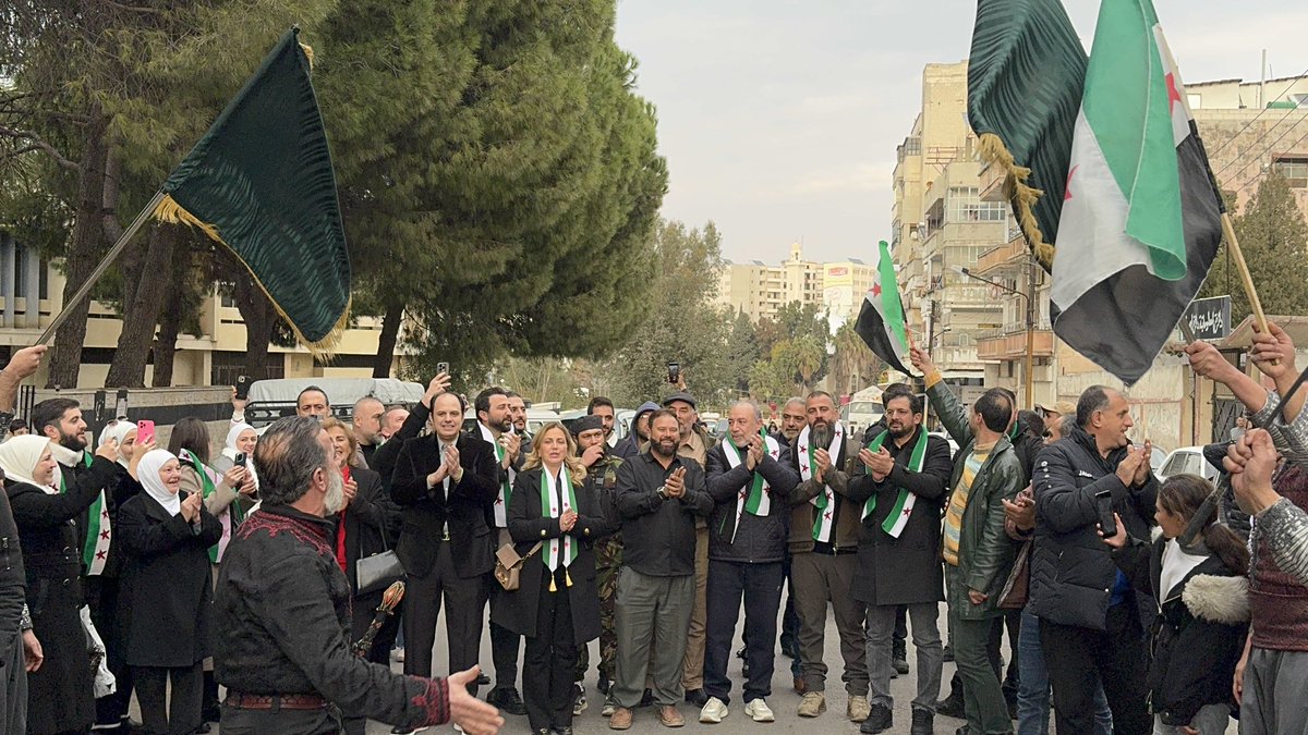 YaserAbdulrahim's tweet photo. بدعوة كريمة من الصديق العزيز نور الأتاسي وآل أتاسي الكرام، تشرفنا بلقاء نخبة من فعاليات حمص السورية الحرة بمناسبة انتصار الثورة السورية المباركة.

هذا اللقاء جمع شخصيات وطنية وفنانين سوريين أحرار، وعلى رأسهم الفنان الكبير همام حوت والفنان المبدع نوار بلبل، الذين أضاءوا عبر إبداعهم الفني دروب الثورة وأوصلوا صوت الشعب السوري الحر إلى العالم.

ناقشنا خلال اللقاء آمال السوريين وتطلعاتهم لمستقبل سوريا الحرة، ودور كل فرد، وخاصة المثقفين والفنانين، في ترسيخ قيم الحرية والكرامة وبناء دولة قائمة على العدل والقانون. كما تطرق الحديث إلى أهمية الحفاظ على روح الوحدة الوطنية والعمل المشترك لإعادة بناء الوطن الذي ضحى من أجله الشهداء.

الشكر موصول لأهلنا في حمص، عاصمة الثورة السورية، على هذا اللقاء الذي يعكس روح سوريا الحرة ومستقبلها المشرق.
#حمص 
#سوريا_الجديدة 
#سوريا_تتحرر 
#Syria