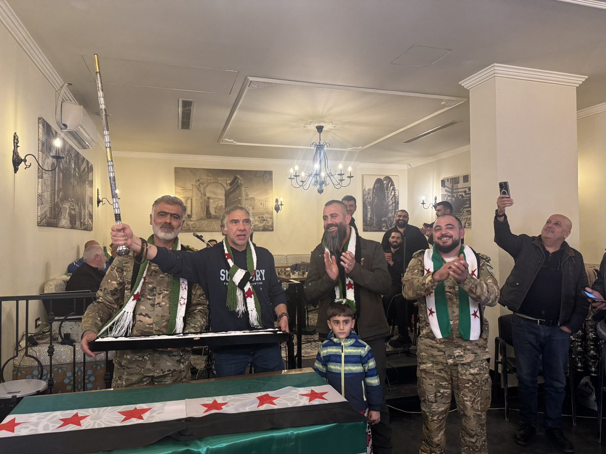 YaserAbdulrahim's tweet photo. بدعوة كريمة من الصديق العزيز نور الأتاسي وآل أتاسي الكرام، تشرفنا بلقاء نخبة من فعاليات حمص السورية الحرة بمناسبة انتصار الثورة السورية المباركة.

هذا اللقاء جمع شخصيات وطنية وفنانين سوريين أحرار، وعلى رأسهم الفنان الكبير همام حوت والفنان المبدع نوار بلبل، الذين أضاءوا عبر إبداعهم الفني دروب الثورة وأوصلوا صوت الشعب السوري الحر إلى العالم.

ناقشنا خلال اللقاء آمال السوريين وتطلعاتهم لمستقبل سوريا الحرة، ودور كل فرد، وخاصة المثقفين والفنانين، في ترسيخ قيم الحرية والكرامة وبناء دولة قائمة على العدل والقانون. كما تطرق الحديث إلى أهمية الحفاظ على روح الوحدة الوطنية والعمل المشترك لإعادة بناء الوطن الذي ضحى من أجله الشهداء.

الشكر موصول لأهلنا في حمص، عاصمة الثورة السورية، على هذا اللقاء الذي يعكس روح سوريا الحرة ومستقبلها المشرق.
#حمص 
#سوريا_الجديدة 
#سوريا_تتحرر 
#Syria