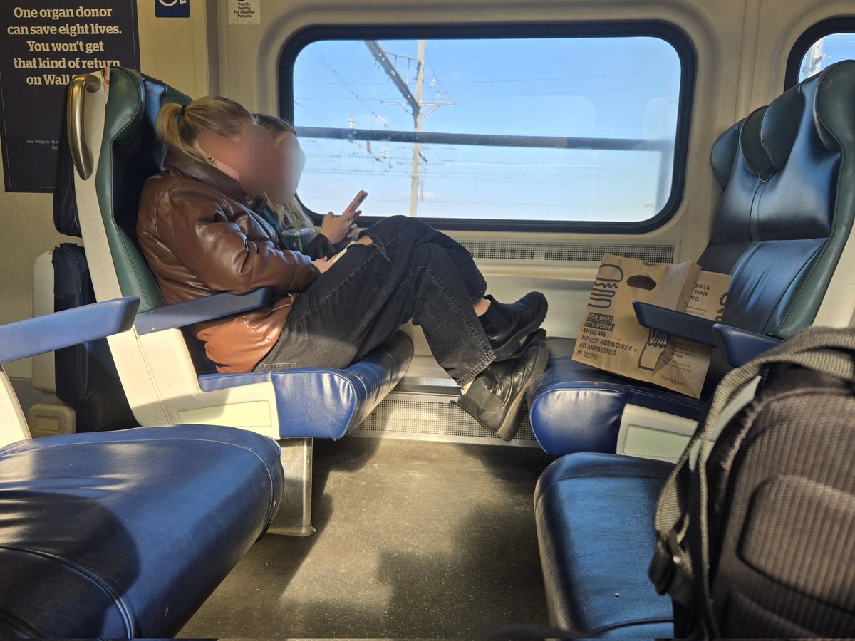 It's 2025 and people are still putting their feet on the seats on the <a href="/LIRR/">LIRR</a> 🤦🏾‍♂️