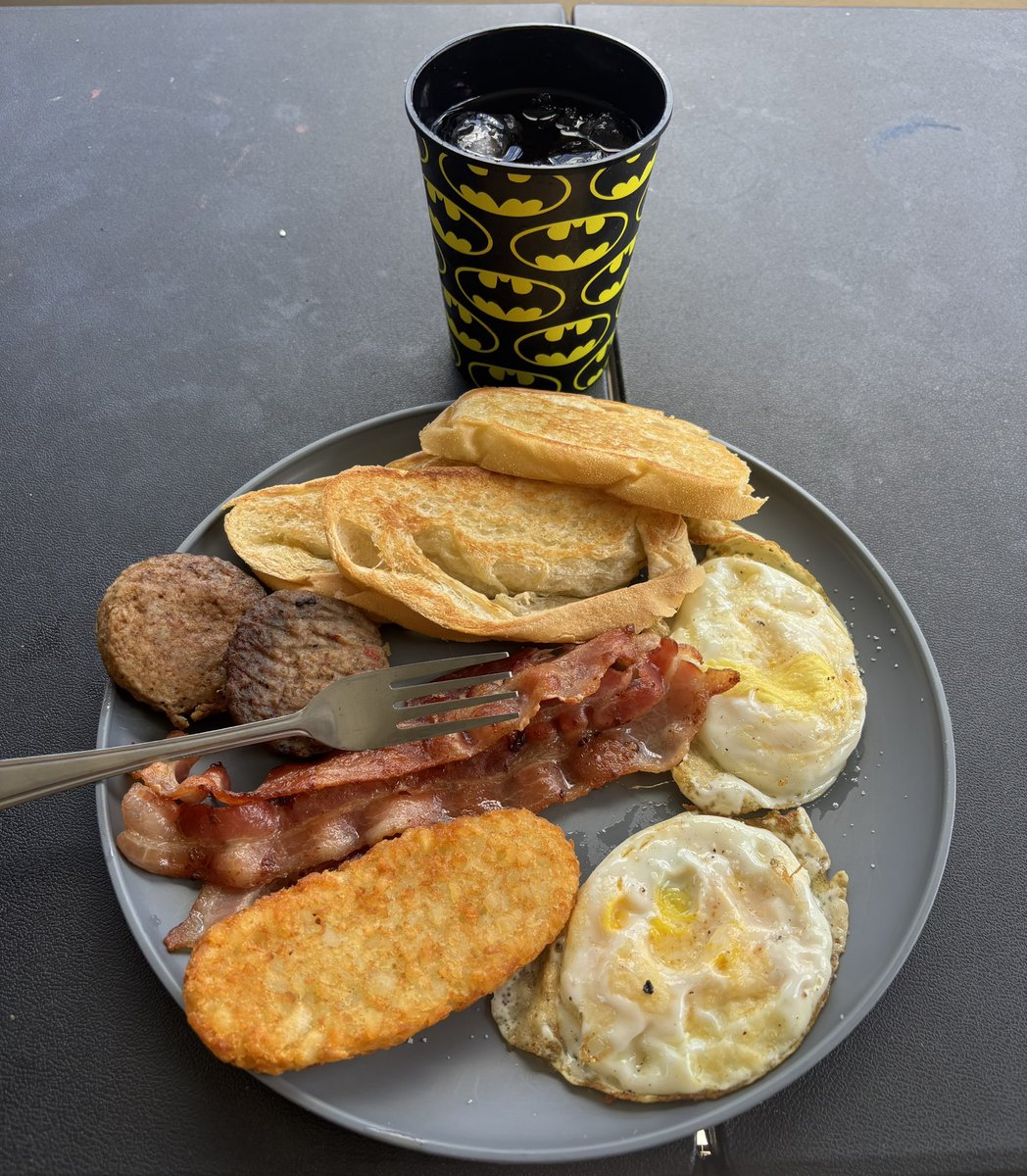 Aquí disfrutando un rico brunch hecho por las bendecidas manos de mi bella esposa