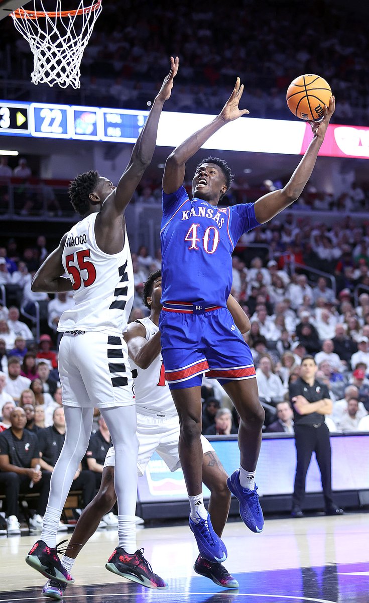 KLaffGerber's tweet image. Flory Bidunga, former Kokomo High School basketball star and Indiana Mr. Basketball, helped the Kansas Jayhawks defeat the Cincinnati Bearcats 54-40 at the University of Cincinnati's Fifth Third Arena on Saturday, January 11, 2025.

More photos: kokomotribune.com/news/photos-fl…