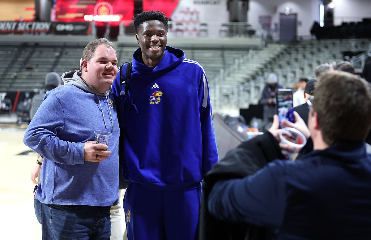 KLaffGerber's tweet image. Flory Bidunga, former Kokomo High School basketball star and Indiana Mr. Basketball, helped the Kansas Jayhawks defeat the Cincinnati Bearcats 54-40 at the University of Cincinnati's Fifth Third Arena on Saturday, January 11, 2025.

More photos: kokomotribune.com/news/photos-fl…