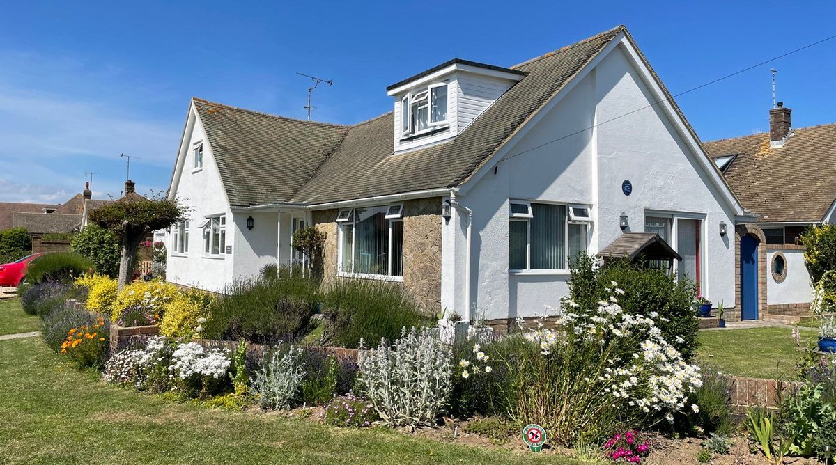TheBBDirectory's tweet photo. B&amp;B @ Endurance offers charming accommodation just 300m from the beautiful beach in Ferring. They are closed until 31st Jan 2025 but are now taking bookings ready for when they re-open.
https://t.co/IgMcQmAWUl
#Accommodation #BookDirect #ReopeningSoon #Explore #Coast #Ferring https://t.co/CbnzkfFJu6