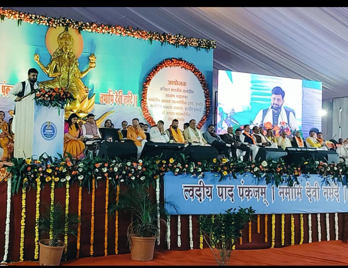 HemantKatareMP's tweet photo. आज इंदौर स्थित लालबाग पैलेस में नार्मदीय ब्राह्मण समाज द्वारा आयोजित नार्मदीय ब्राह्मण समागम में सम्मिलित हुआ।

इस अवसर पर पूर्व मंत्री पी.सी. शर्मा जी, इंदौर के महापौर पुष्यमित्र भार्गव जी सहित समाज के गणमान्यजन उपस्थित रहे।

@INCMP @pcsharmainc @advpushyamitra 

#MadhyaPradesh #Congress