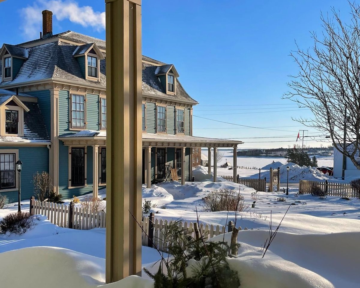 Visiting the North Shore for a game at the Eliyahu Wellness Centre Canada Games Place? Make it a family vacation with winter accommodation close by! ⛸️ 😄

Learn more about winter getaway options: cavendishbeachpei.com/where-to-stay/