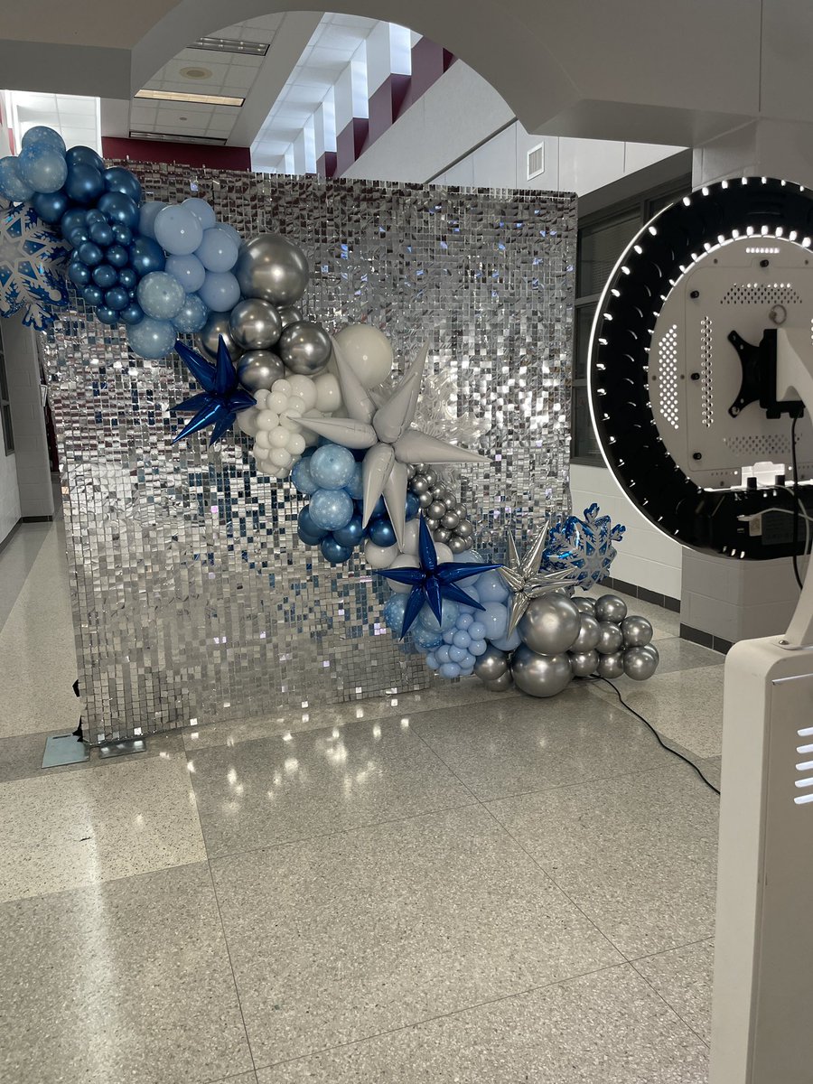 TMS_CTBC's tweet photo. HUGE shout out to @VLJ2605 for the amazing balloon wall at the TMS Snowball dance!! ❄️ Check out CCJUBILEE on Insta! Her creations are incredible! 💙💙💙 https://t.co/Q8rDMYl39l