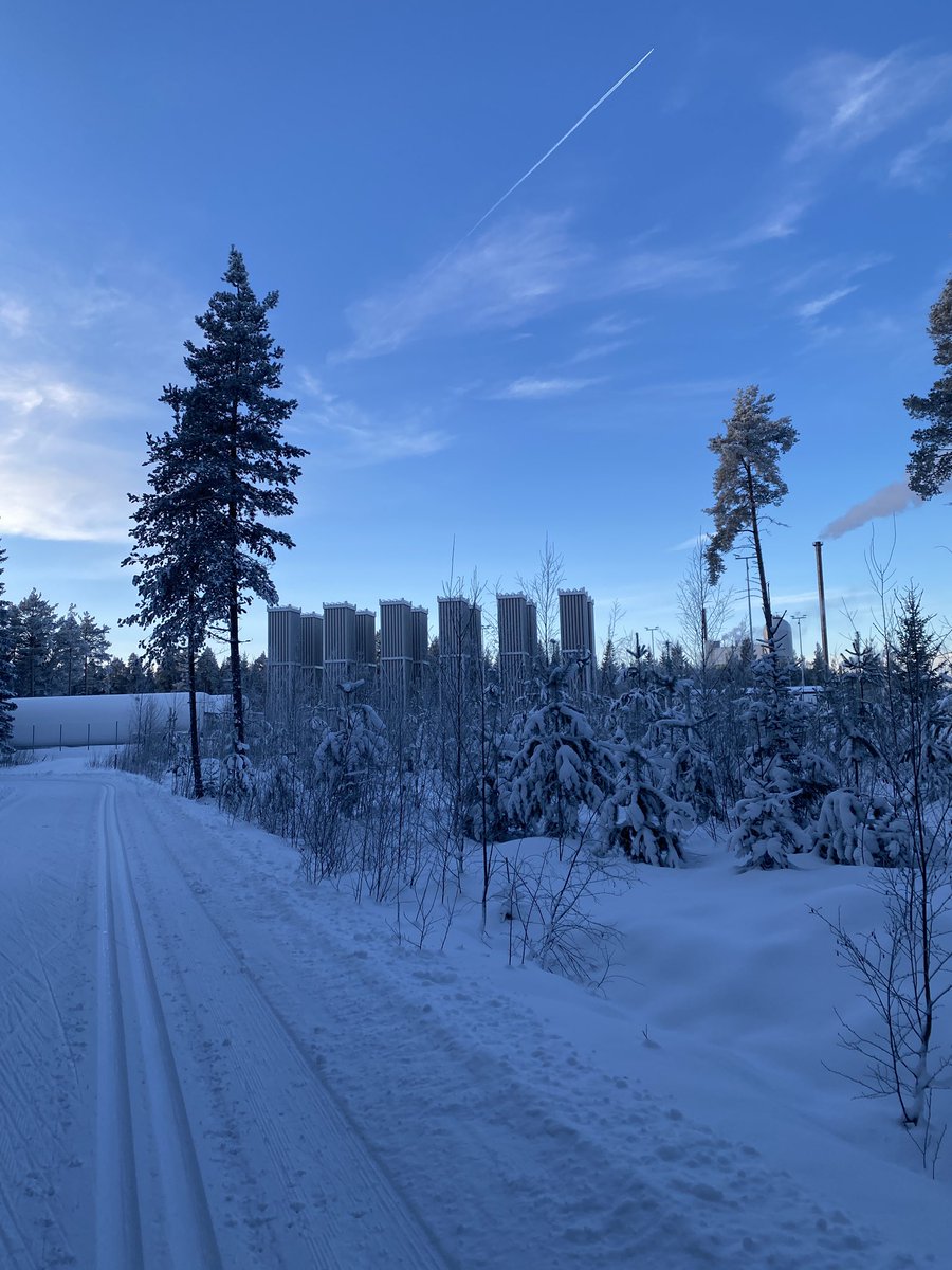 Jari Isohanni (@jariisohanni) on Twitter photo Tänään hiihtolenkillä tuli vastaan tilanne joka kuvaa mielestäni hienosti <a href="/KokkolaKarleby/">Kokkola Karleby</a> nykytilaa. Suurteollisuus, vapaa-aika ja kansainvälisyys yhdessä Tänään hiihtolenkillä tuli vastaan tilanne joka kuvaa mielestäni hienosti <a href="/KokkolaKarleby/">Kokkola Karleby</a> nykytilaa. Suurteollisuus, vapaa-aika ja kansainvälisyys yhdessä