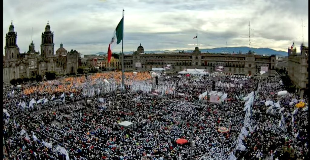 pattygmiranda's tweet photo. Así el #Zócalo de la #CDMX con mi PresidentA @Claudiashein.
#LlenoTotal https://t.co/4nsTwV1nFQ
