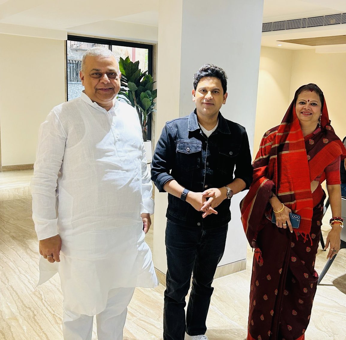 यशस्वी कवि, लेखक, गीतकार, ओजस्वी और तेजस्वी युवा हृदय सम्राट श्री मनोज मुंतशिर शुक्ला से आज कोलकाता में भेंट हुई। आपका उज्ज्वल और प्रेरक व्यक्तित्व सदैव मन को स्पर्श करता है। गर्व है ऐसे राष्ट्रभक्त पर।