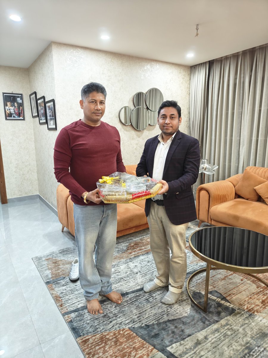 Pijush_hazarika's tweet photo. On the eve of #BhogaliBihu, I am happy to receive a special gift from Hon'ble Governor Shri @Laxmanacharya54. https://t.co/zMA1T7eIqa