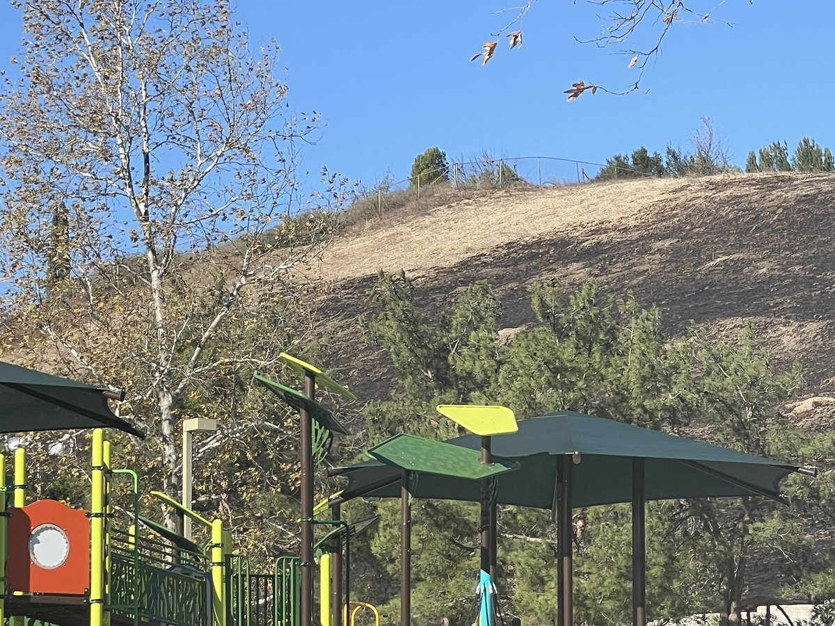 b_rit's tweet photo. My parents home was saved because of their #brushclearance. Their property line starts at the fence on the top of the hill. This also saved their house during the #WoolseyFire as well. The first picture is from yesterday, the second picture is from 2018 #PalisadesFire https://t.co/O6dTsautF7