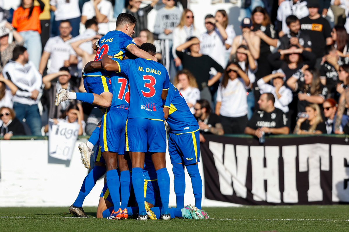 CabineSport's tweet photo. HISTÓRICO! Elvas, da quarta divisão, eliminou o Vitória SC por 2-1 e vai receber o Tirsense nos 'quartos' da Taça de Portugal!

O que garante já, pelo menos, uma equipa do Campeonato de Portugal nas meias-finais da prova rainha. 

ÉPICO! MAGIA DA TAÇA! 💙💛 https://t.co/S2uao9YLjd