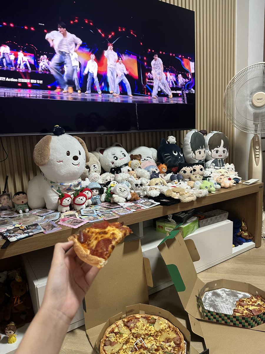 standby_kun's tweet photo. วันนี้สนุกมาก ทำบ้านใหม่ ฉลองดูคอนของแทร่ !! ขอบคุณที่ข้างบ้านไม่ด่า55555555555🩷💖
#SMTOWNLIVE2025 #SMTOWN_LIVE #smtown https://t.co/5kJTUkJw0E