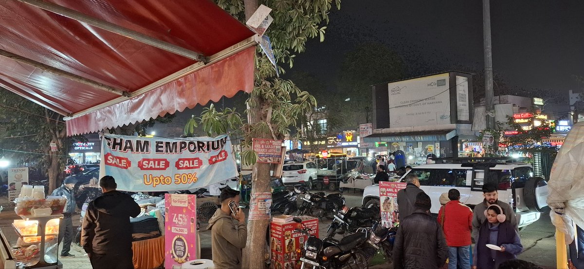 ashish_etrx's tweet photo. @DC_Gurugram @MunCorpGurugram @cmohry @NayabSainiBJP these pictures are from sector 31 gurgaon where illegal parking encroachment by big brands. If govt can streamline sadar bazaar subzi mandi than why not sector 31..kindly look into this as well... https://t.co/SVRHz9RDqp