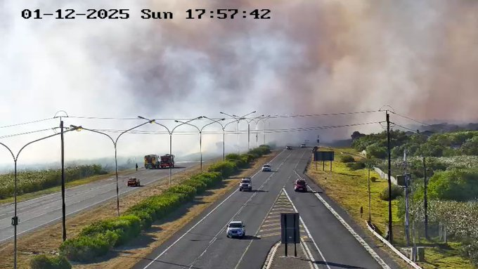 TrafficSA's tweet photo. Cape Town - N2 Inbound: #FIRE   ROAD CLOSED at Macassar and also at Khayelitsha  #CapeFire https://t.co/4Ck9vEoA31
