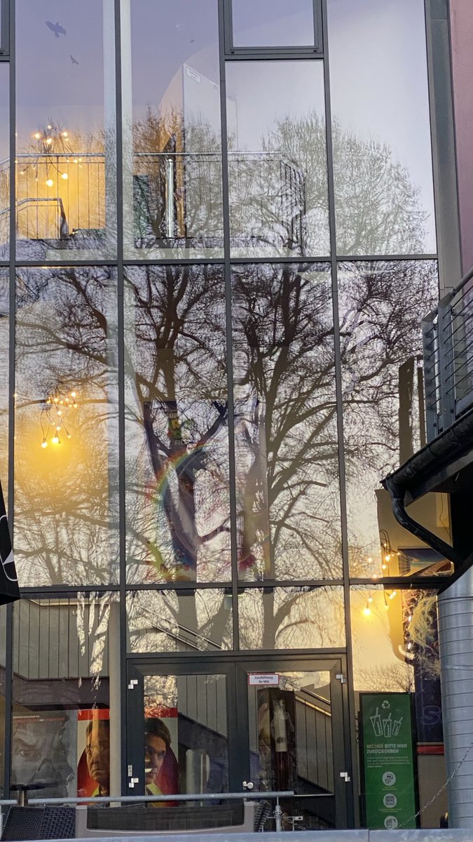 funnyson30's tweet photo. Spiegelungen an der Fassade des Kinos „Thega“ in Hildesheim #Hildesheim #Thega #Spiegelungen https://t.co/aww90qDOeW