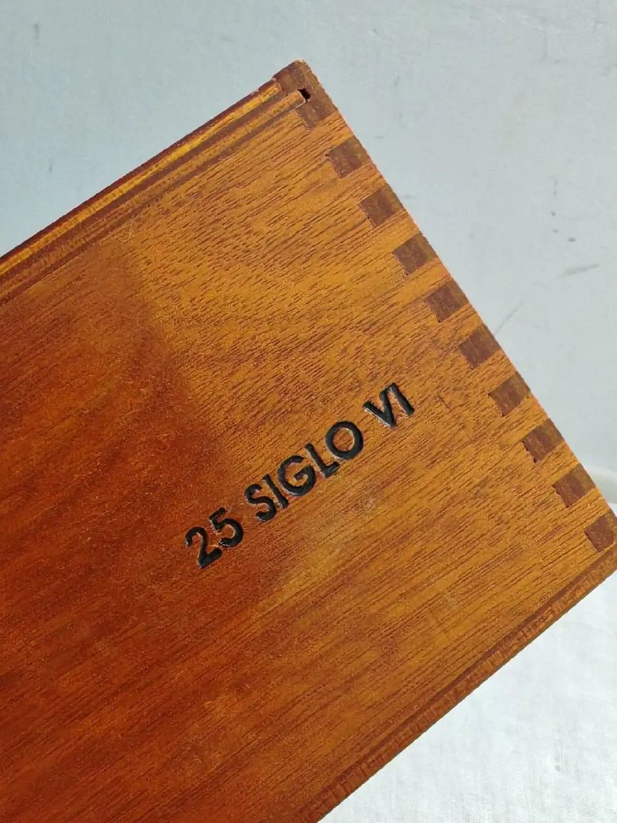 Cohiba Robustos are usually sold in boxes of 25 and cost between $500 and $800 USD but can be much higher especially at top tobacco shops or for rare editions 
#NewYork #NewYorkers 
#Cigar #cigarettestv #cigarkiss #cigarettebox 
#sundayvibes #SundayMorning #Sunday #SundayService