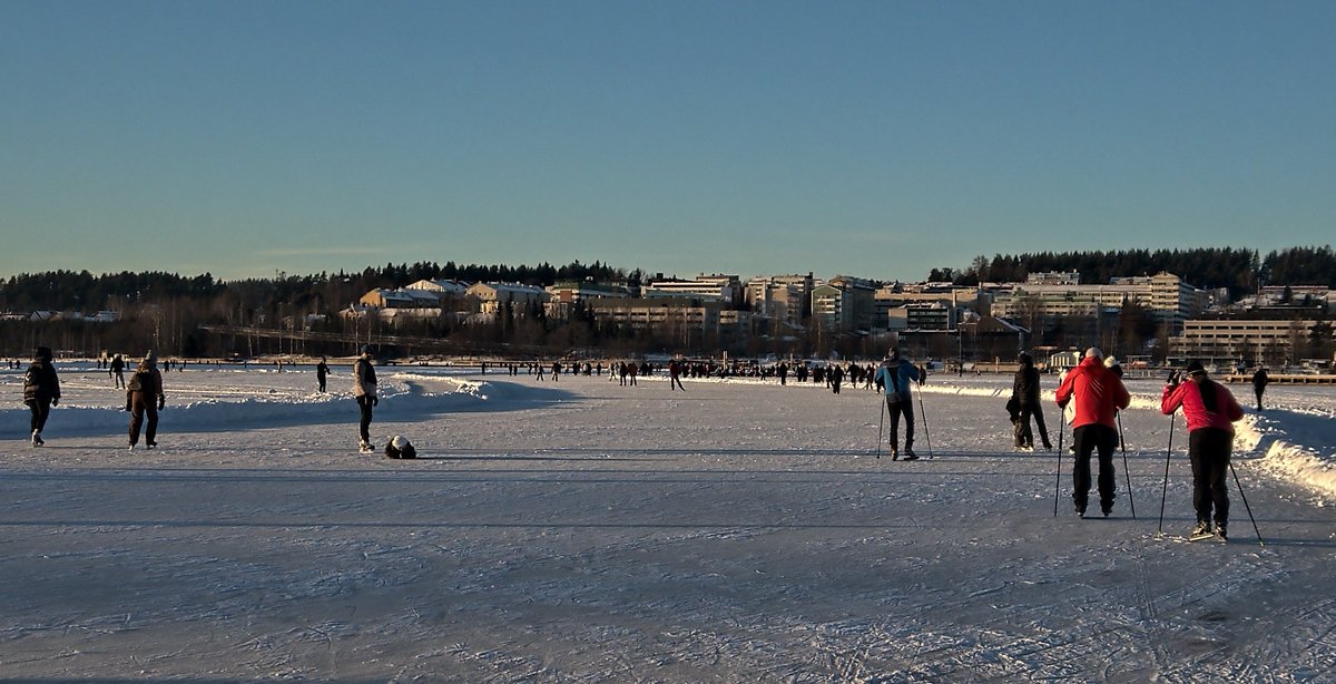 Hundreds of people #skating on #Jyväsjärvi #lake this afternoon.

#sun
#Jyväskylä
#ice
#exercise
#winter
☀️😎⛸️