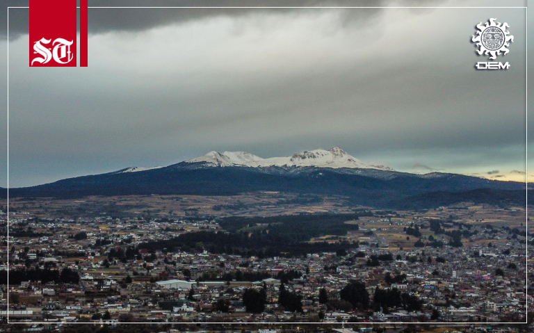 SOLTOLUCA's tweet photo. ☃️ ¿Ya viste cómo se ve el #NevadoDeToluca? 🤔

🏔️ Con una espectacular capa blanca amaneció este domingo el volcán #Xinantécatl, te dejamos estas increíbles fotografías para que aprecies lo bonito que se ve 🥶

📸 Daniel Camacho &amp; Luis Camacho / El Sol de Toluca https://t.co/dk24wJUadG
