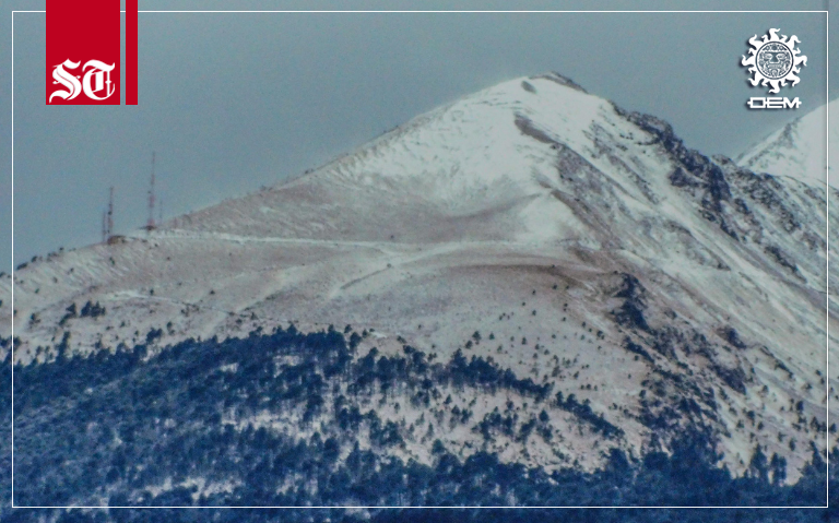 SOLTOLUCA's tweet photo. ☃️ ¿Ya viste cómo se ve el #NevadoDeToluca? 🤔

🏔️ Con una espectacular capa blanca amaneció este domingo el volcán #Xinantécatl, te dejamos estas increíbles fotografías para que aprecies lo bonito que se ve 🥶

📸 Daniel Camacho &amp; Luis Camacho / El Sol de Toluca https://t.co/dk24wJUadG