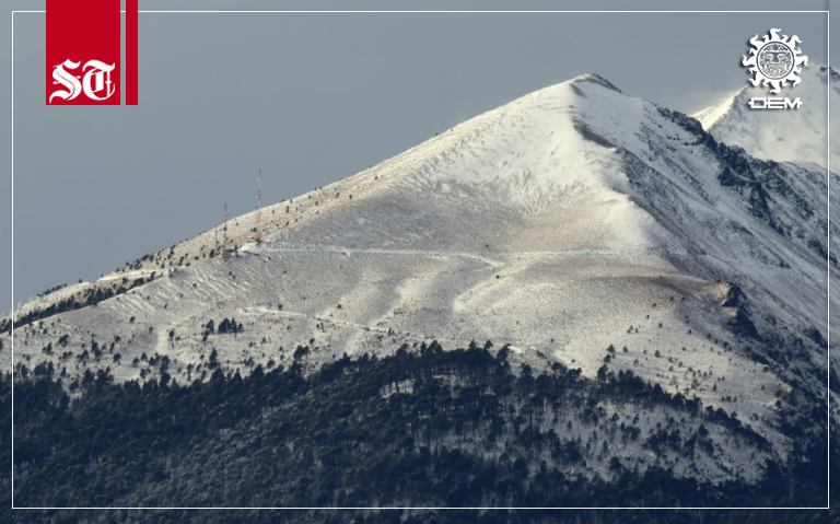 SOLTOLUCA's tweet photo. ☃️ ¿Ya viste cómo se ve el #NevadoDeToluca? 🤔

🏔️ Con una espectacular capa blanca amaneció este domingo el volcán #Xinantécatl, te dejamos estas increíbles fotografías para que aprecies lo bonito que se ve 🥶

📸 Daniel Camacho &amp; Luis Camacho / El Sol de Toluca https://t.co/dk24wJUadG