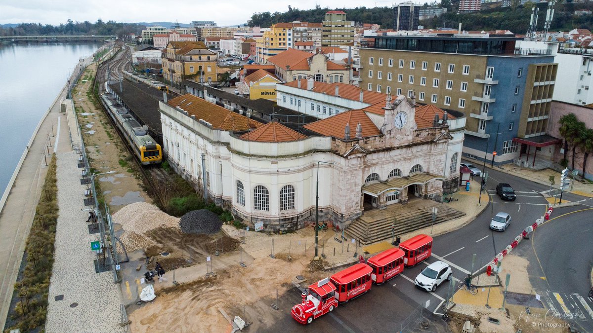 JoaoM2215's tweet photo. Num país altamente centralizado em Lisboa e tb. no Porto, q. concentra muitos dos investimentos da Região Norte, era fundamental a afirmação de Coimbra como 3a cidade. O encerramento da estação de Coimbra-A é mais 1 prego no caixão de Coimbra e no caminho para a sua ir relevância https://t.co/MoZIzNUago
