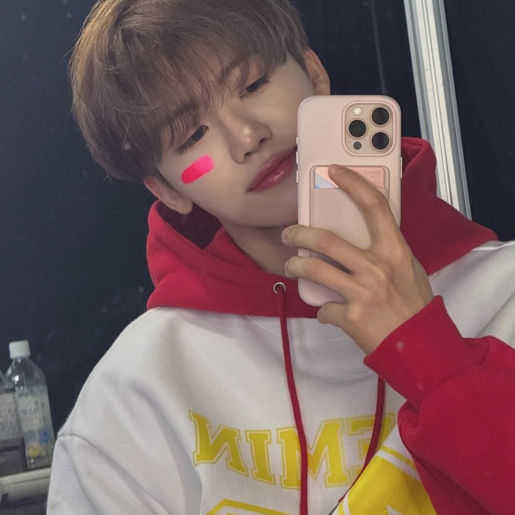 jaemin just reposted his insta pictures and added this mirror selfie 🥹