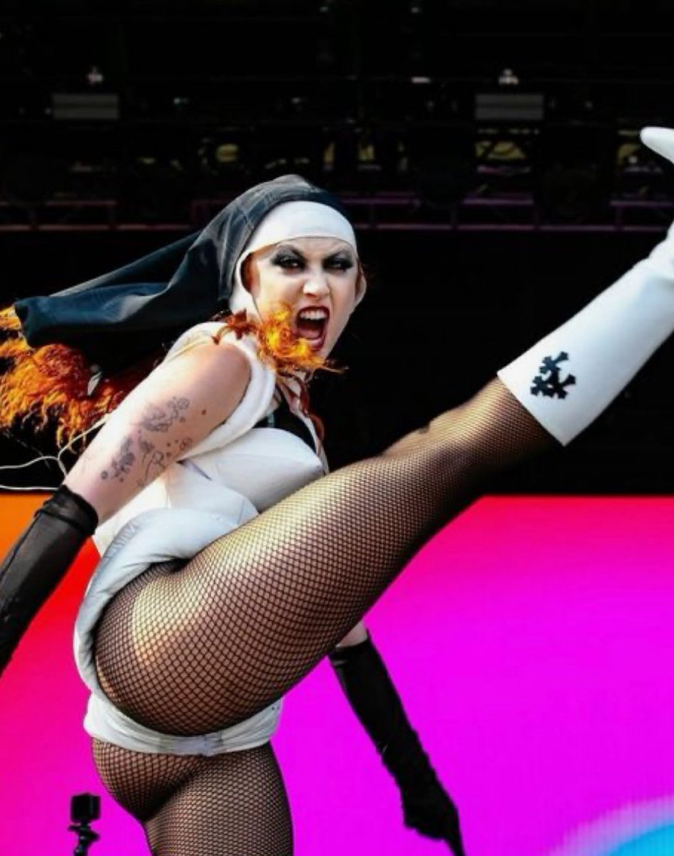 crabriella_'s tweet image. Chappell Roan and her iconic big kick