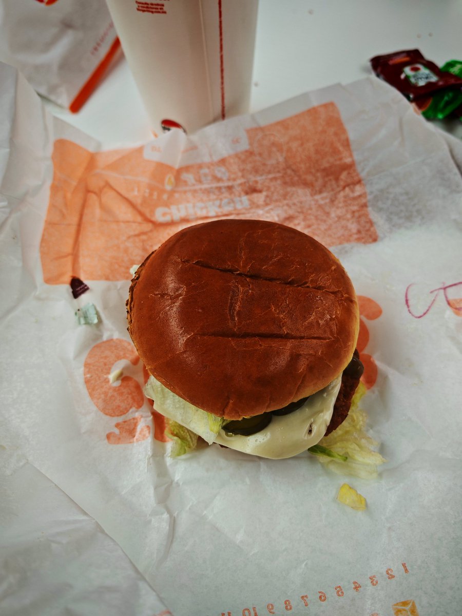 CharlyGuardado's tweet photo. Son una burla las hamburguesas de @BurgerKingMX, una hamburguesa de casi $200 parece que es para niños. https://t.co/lSfy8hCPMj
