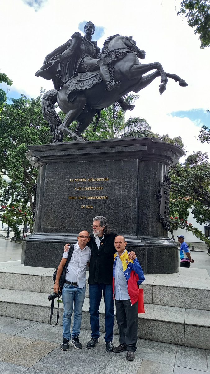 Con Iván y Edgardo, junto al monumento de Bolívar. #TodoPorVenezuela