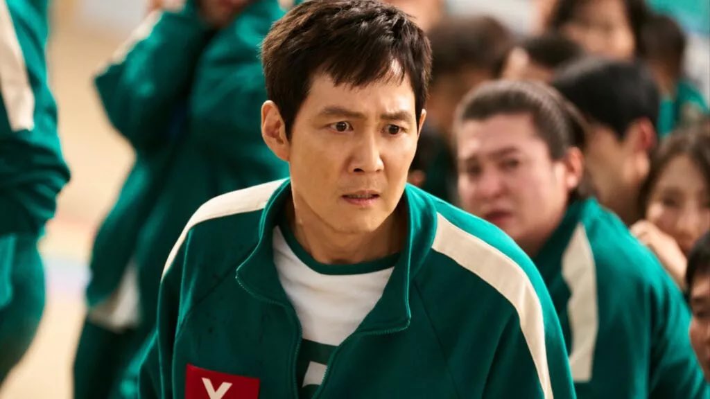 AiAmator's tweet photo. Season 2 of Squid Game breaks records on Netflix but faces backlash in Vietnam. Calls for a boycott emerge after a controversial dialogue referencing the Vietnam War. 

Could this lead to its removal from the platform in Vietnam? 

#SquidGame #Netflix #Vietnam https://t.co/DHPPxgIMAx