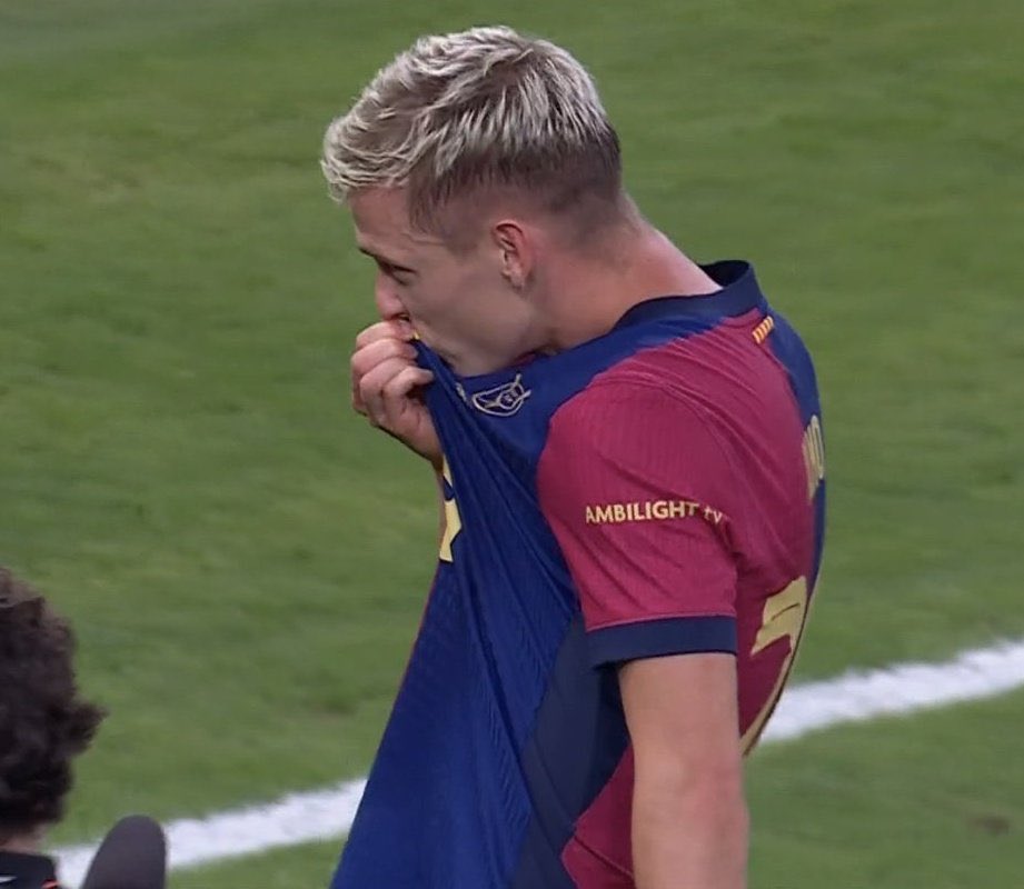 Dani Olmo y su beso al escudo tras terminar el partido 💙❤️