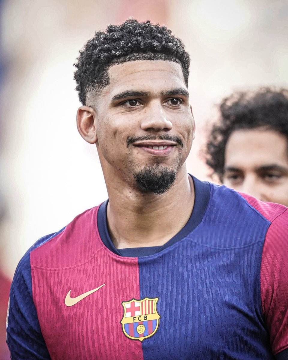 É muito doído toda essa situação.

O jogo de hoje provou que o futebol do Ronald Araújo é totalmente recuperável.

Entrou em uma fria hoje e DO-MI-NOU a defesa do Barcelona, nada se criou por ali.

Espero que repense sobre sua condição.