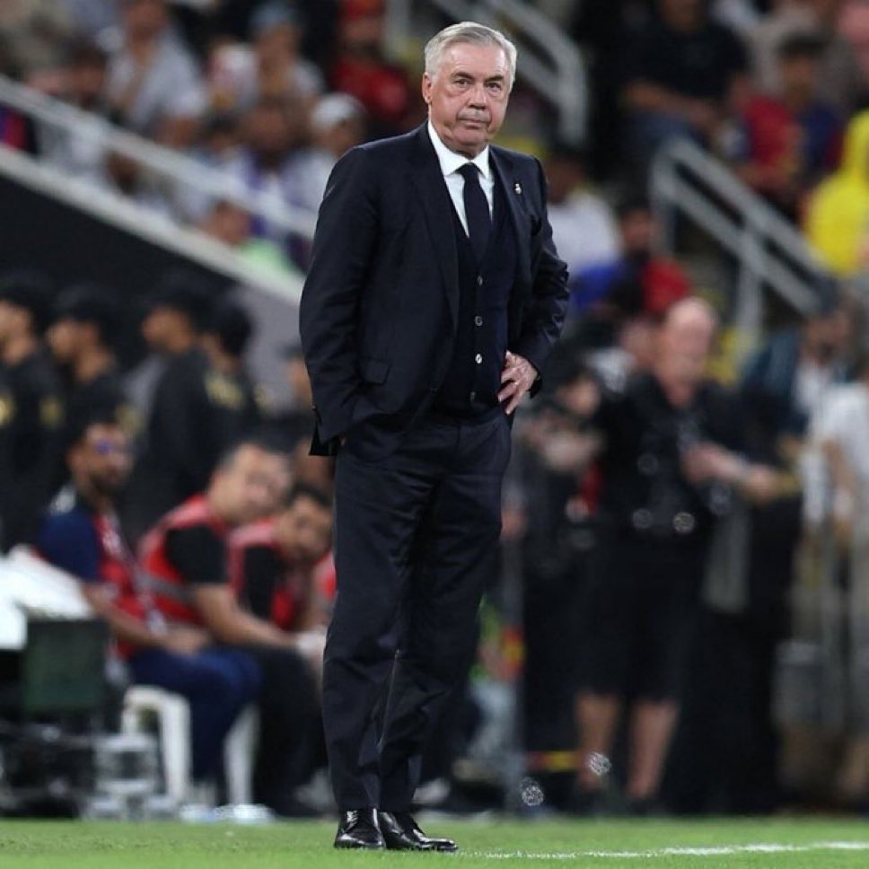 فاقد الشئ لا يعطيه ، فضائح يرتكبها هذا الارعن ، بداية من اشراك تشواميني في متوسط الدفاع وعنده اسنسيو ممتاز ، ابقاءه ع فينيسوس في الملعب بالرغم من سوءه ، تأخر اشراك مودريتش ، عدم البداية ب دياز 
هذا غير طريقة اللعب والفوضى اللي في الملعب 
كل هذي ساعدت برشلونة انه يسرح ويمرح ولولا