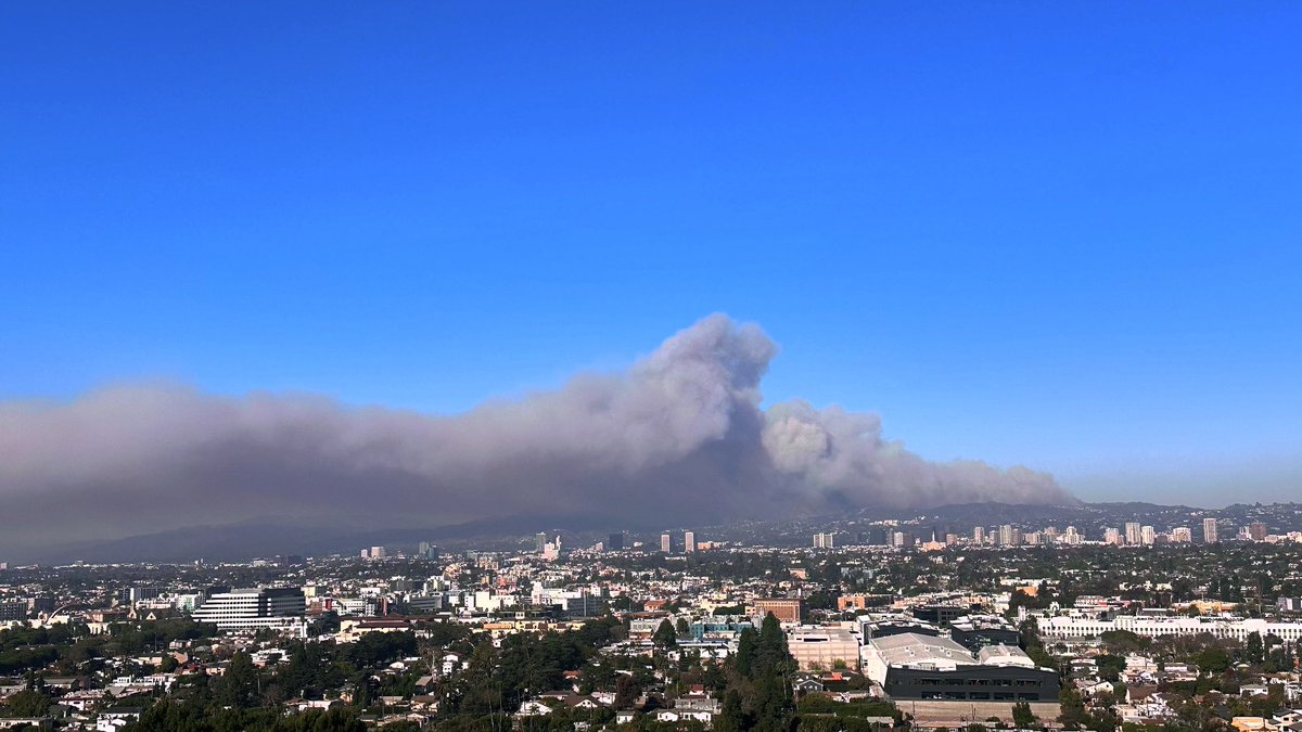 Brian Douglas (@briandouglasknx) on Twitter photo Taken about 24 hours apart. Looking towards the #PalisadesFire with no smoke showing as compared to yesterday. Still a lot of work remains as crews continue to increase containment before the stronger winds return tomorrow and Tuesday. <a href="/knxnews/">KNX News 97.1 FM</a> Taken about 24 hours apart. Looking towards the #PalisadesFire with no smoke showing as compared to yesterday. Still a lot of work remains as crews continue to increase containment before the stronger winds return tomorrow and Tuesday. <a href="/knxnews/">KNX News 97.1 FM</a>